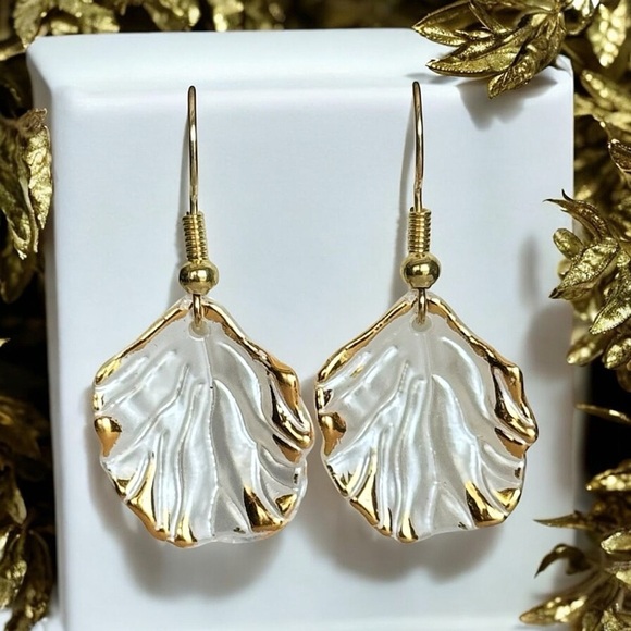 5 For $25💫Golden Edged Scalloped Shell Dangles Earrings - Picture 3 of 3